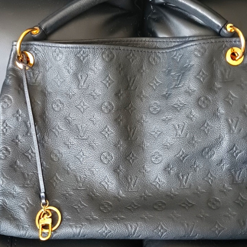 Louis Vuitton Monogram Artsy MM Shoulder Bag